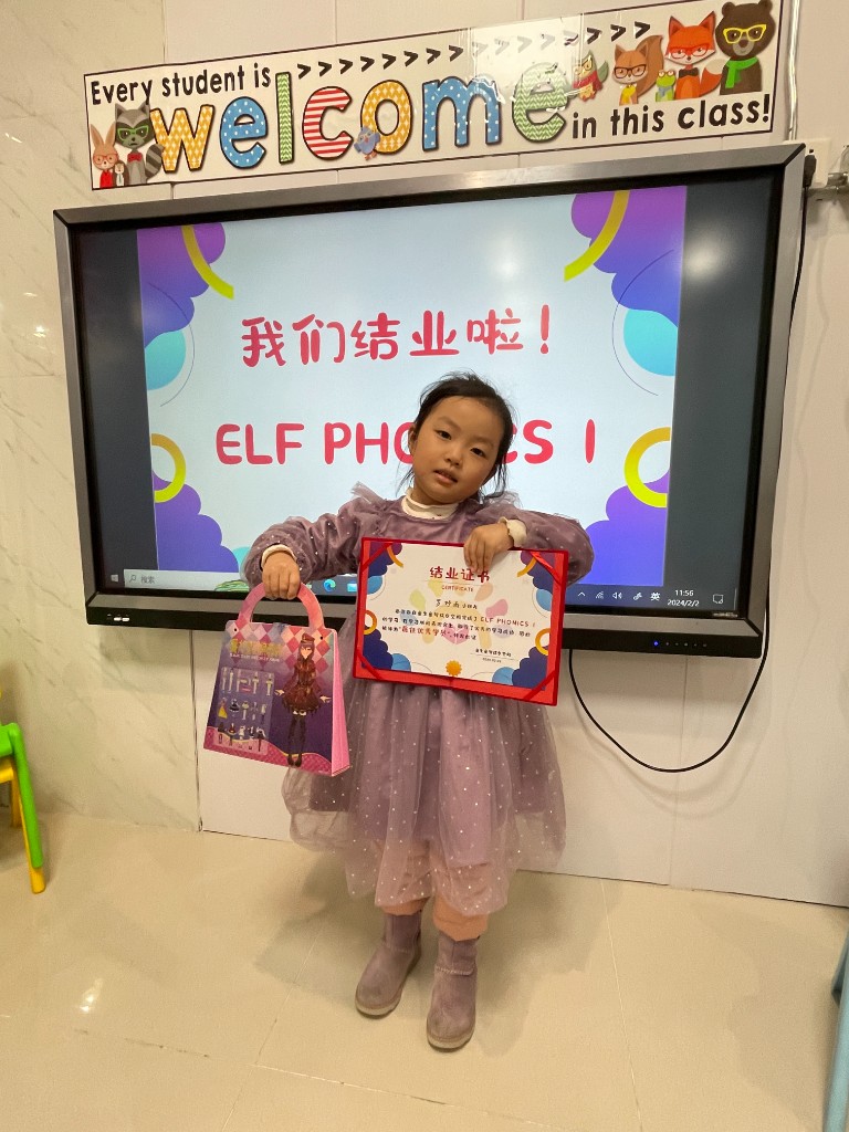 学员手持结业证书与奖品