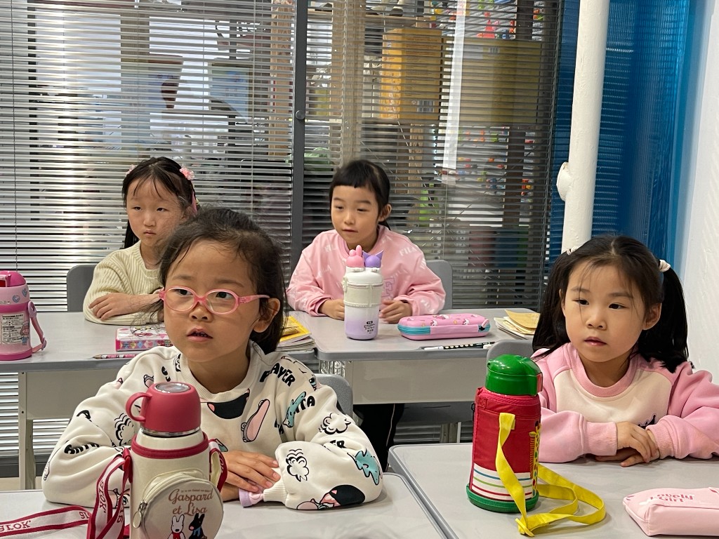 孩子们在沉浸式英语课堂学习